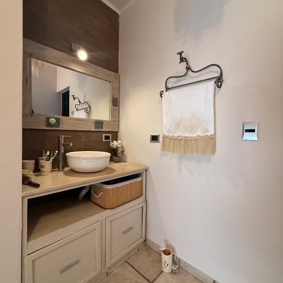 Bathroom, towels