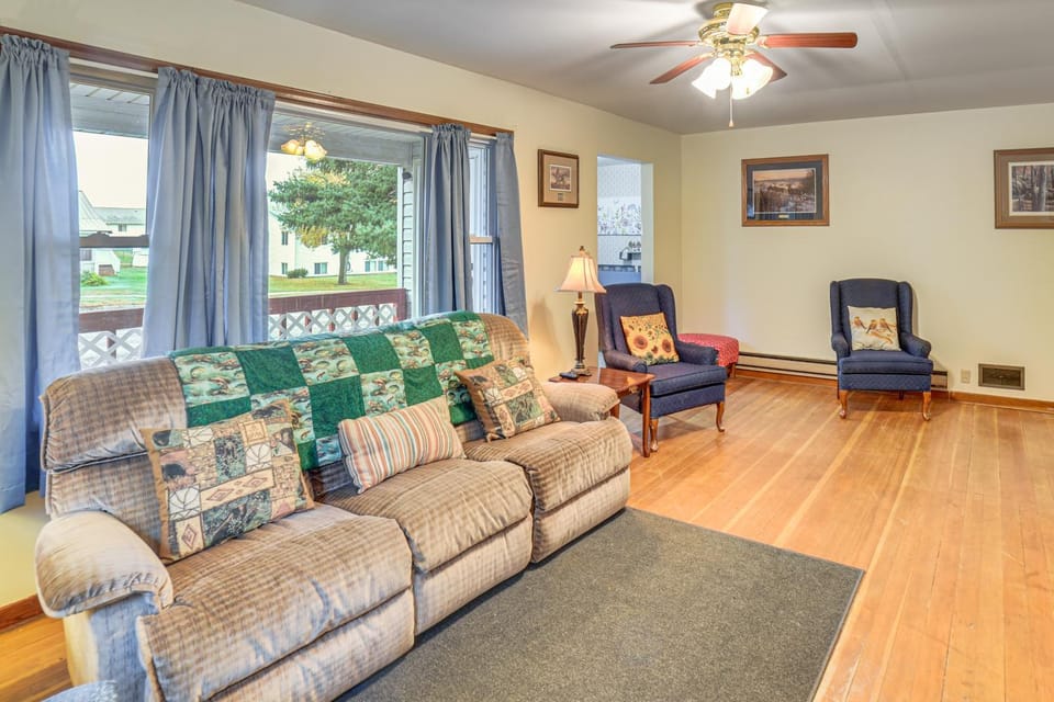 Walk to Restaurant & Bar: Home w/ Deck in Gary House in South Dakota