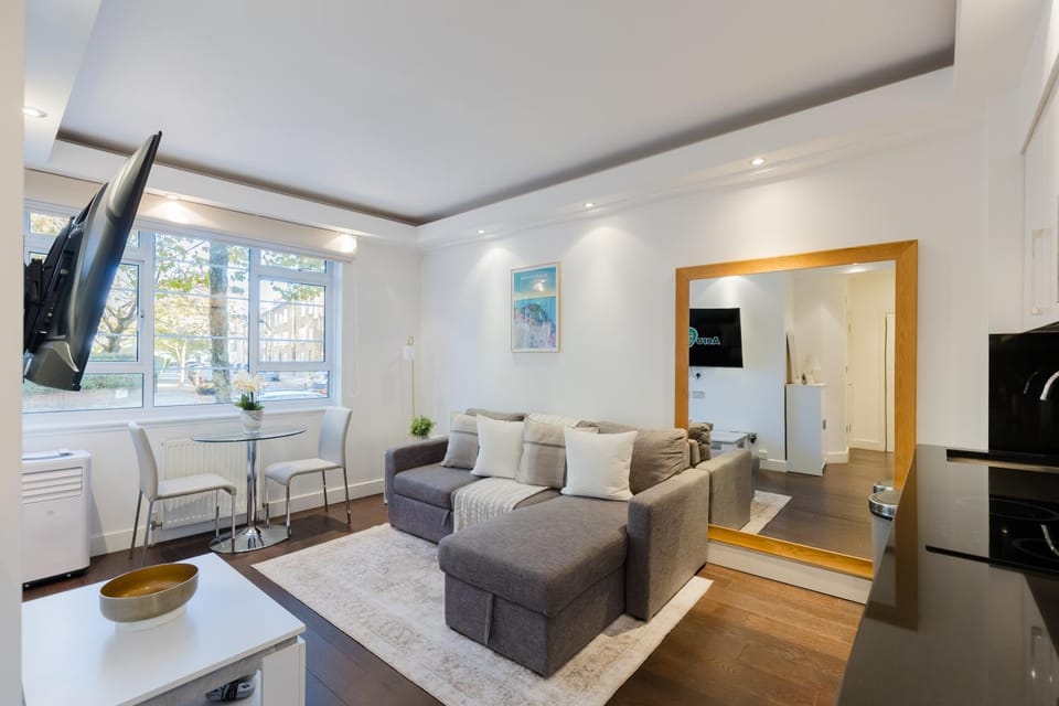 TV and multimedia, Kitchen or kitchenette, Living room, Seating area, Evening entertainment