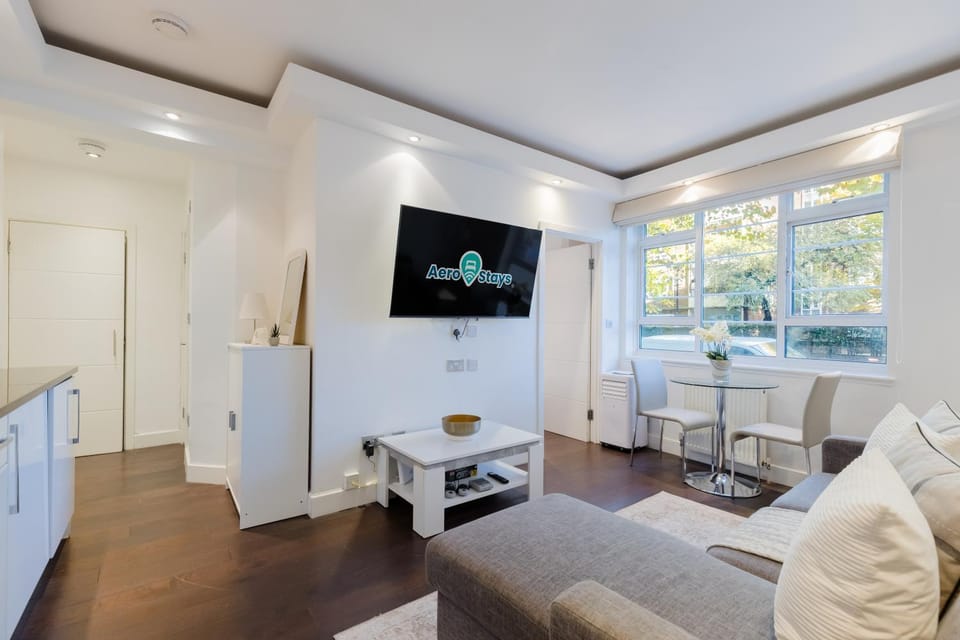 Property building, TV and multimedia, Living room, Seating area, Dining area