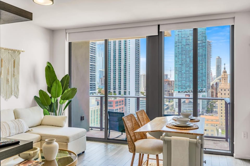 View (from property/room), Balcony/Terrace, Living room, Dining area, City view