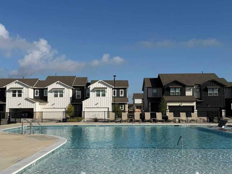 Spacious 4BR Oasis - Pool - Patio - 8 Min to Kalahari House in Round Rock