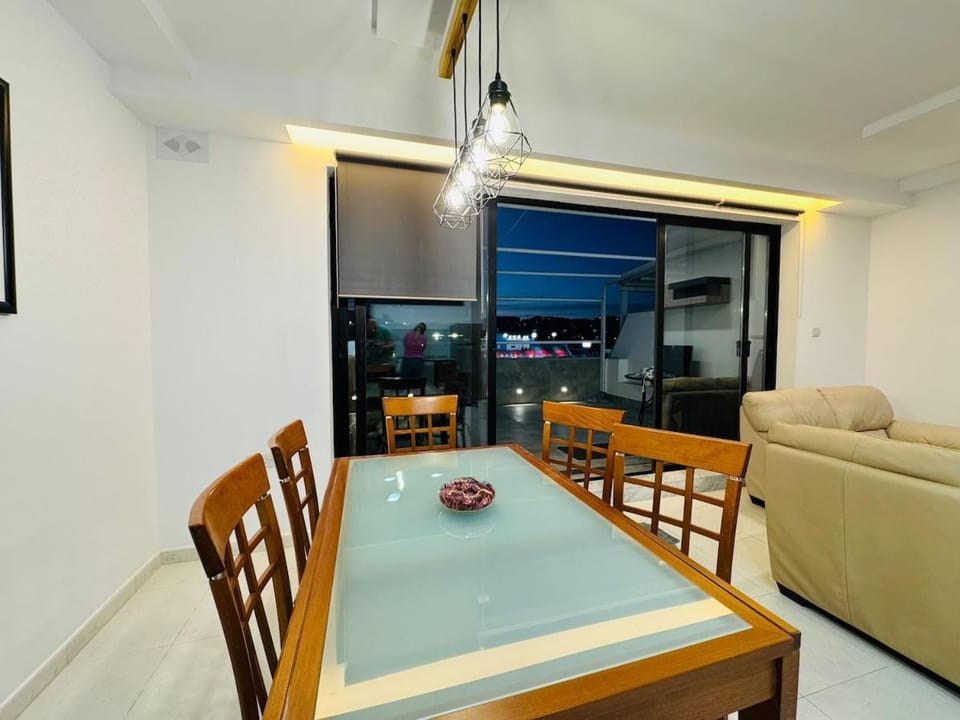 TV and multimedia, Living room, Seating area, Dining area, air conditioner