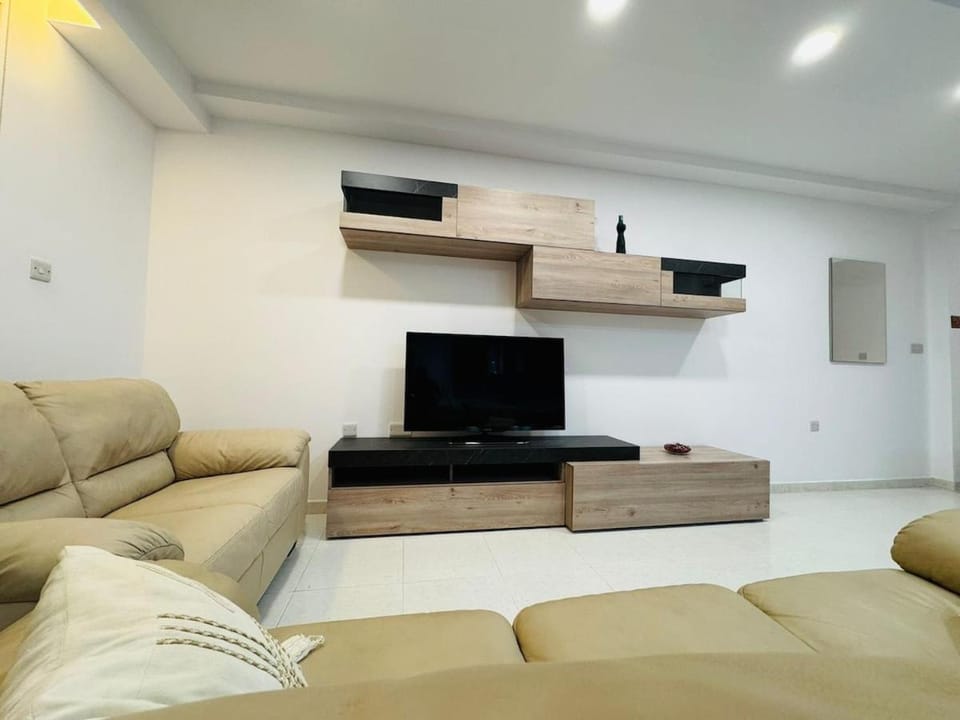 TV and multimedia, Living room, Seating area, Evening entertainment