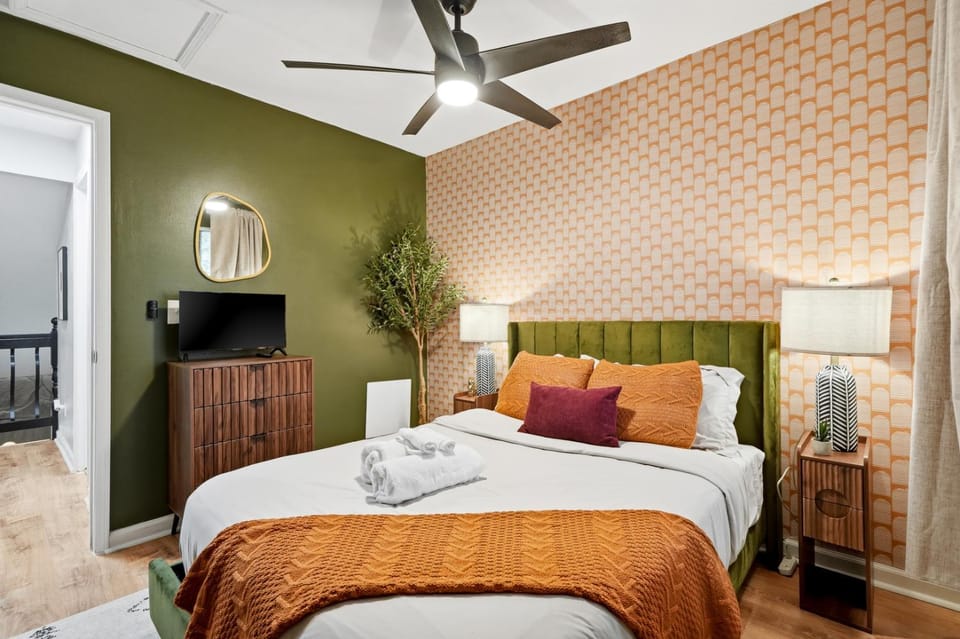 Bed, TV and multimedia, Photo of the whole room, Decorative detail, Bedroom