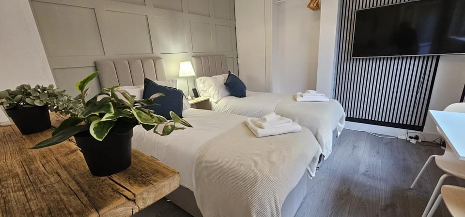 Bed, TV and multimedia, Living room, Photo of the whole room, Seating area, Bedroom, towels