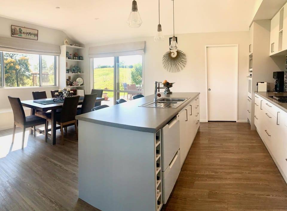 Dining area, kitchen
