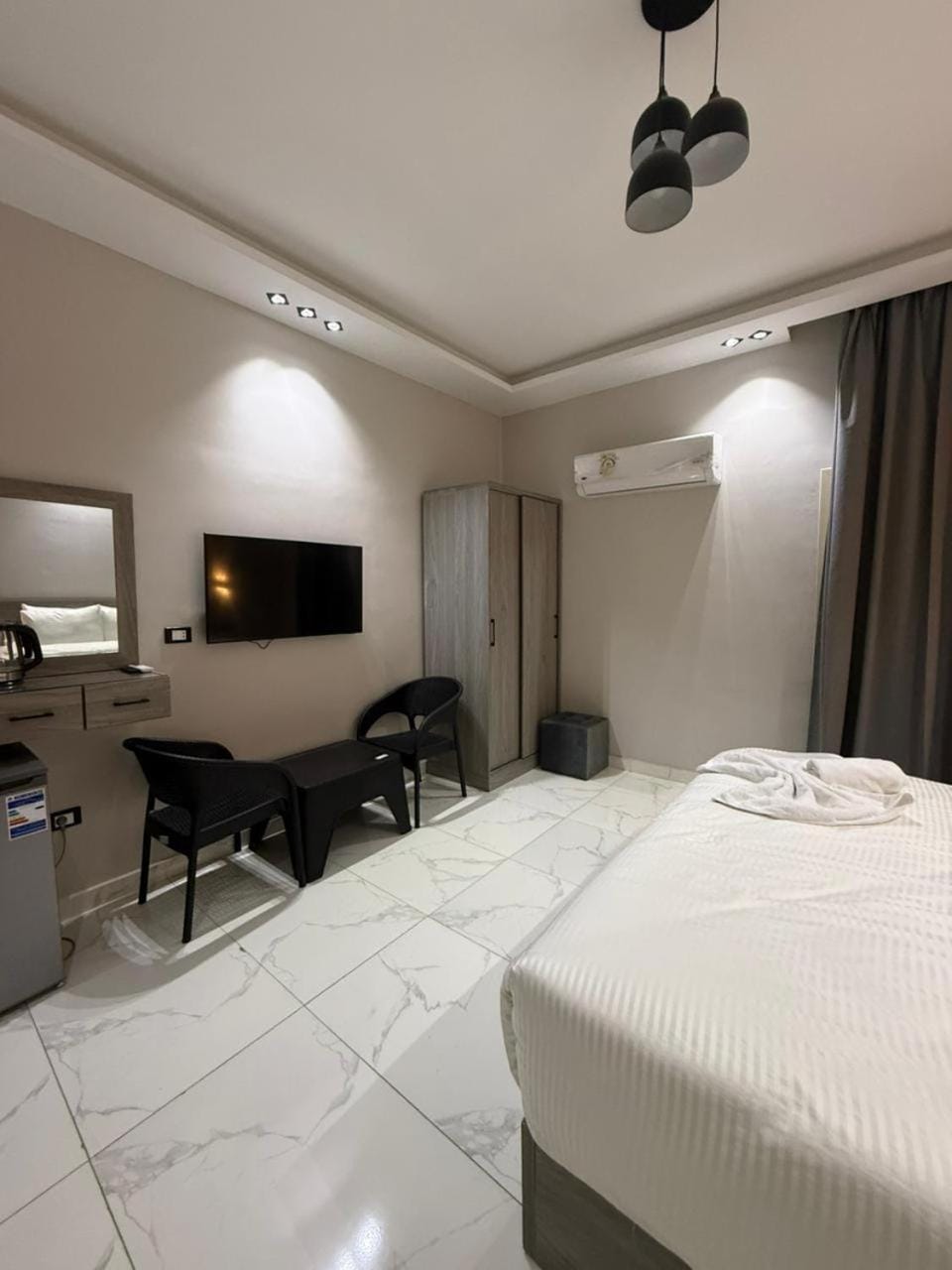Bed, TV and multimedia, Kitchen or kitchenette, Living room, Photo of the whole room, Seating area, Bedroom, hair dresser, air conditioner