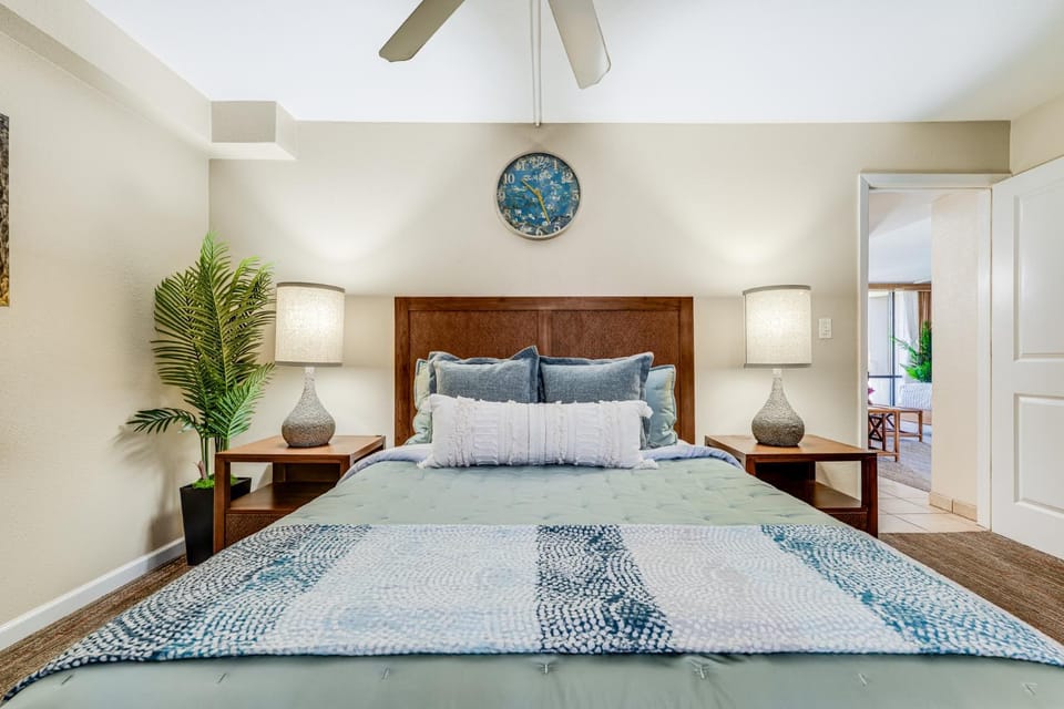 Oceanfront Kahana Condo Ocean View, Beachfront, Pool & Sleeps 4, Walkable Area Apartment in Napili-Honokowai