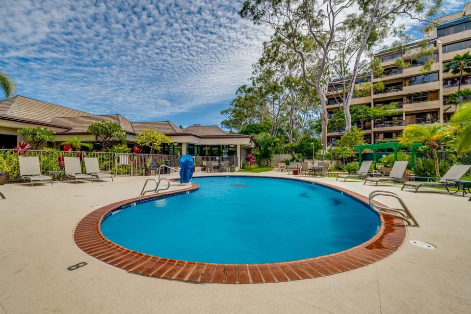 Oceanfront Kahana Condo Ocean View, Beachfront, Pool & Sleeps 4, Walkable Area Apartment in Napili-Honokowai