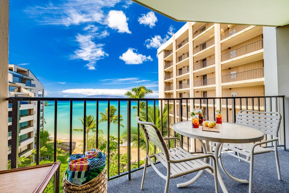 Oceanfront Kahana Condo Ocean View, Beachfront, Pool & Sleeps 4, Walkable Area Apartment in Napili-Honokowai