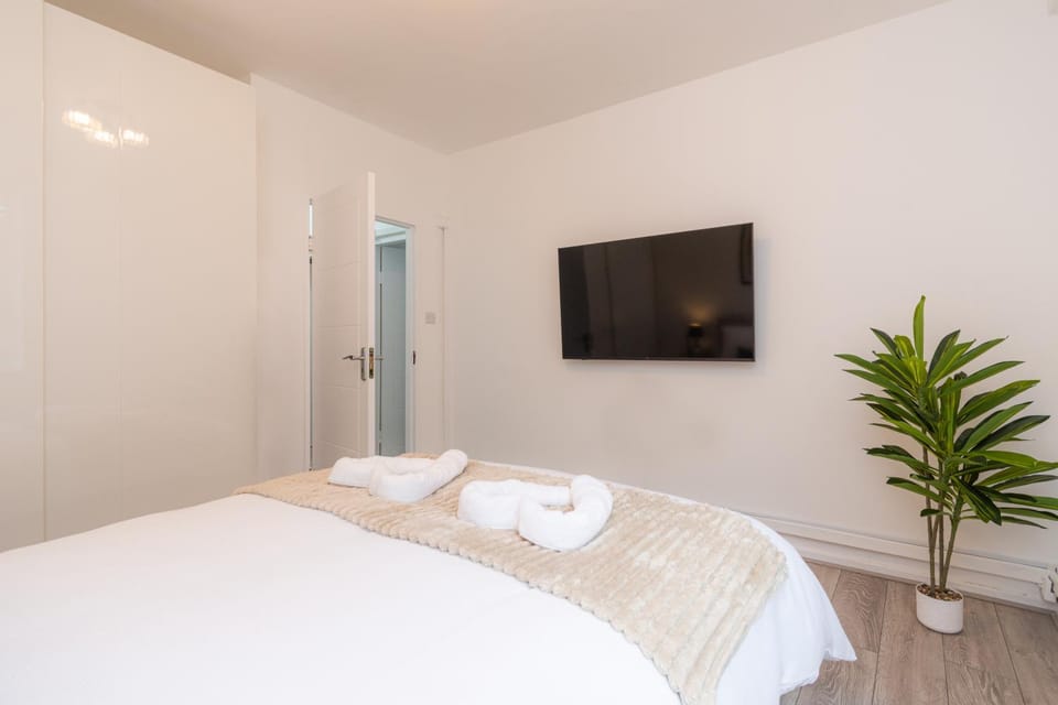 Bed, TV and multimedia, Photo of the whole room, Bedroom, towels, wardrobe