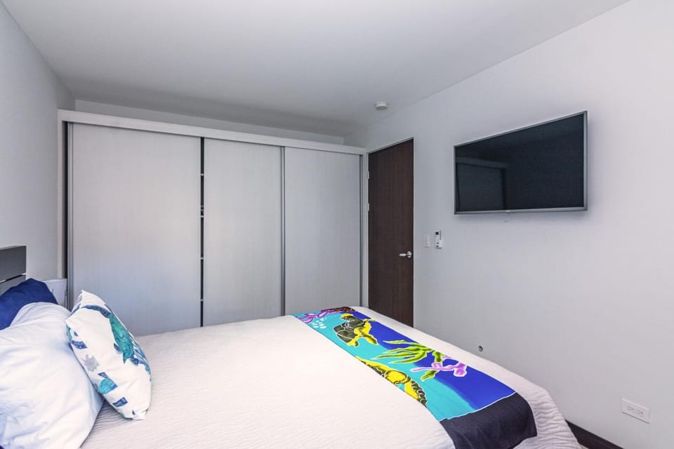 Bed, TV and multimedia, Photo of the whole room, Evening entertainment, Bedroom, wardrobe