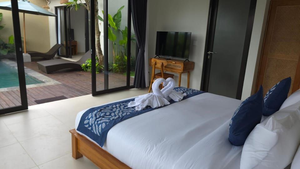 TV and multimedia, Photo of the whole room, Bedroom, Pool view