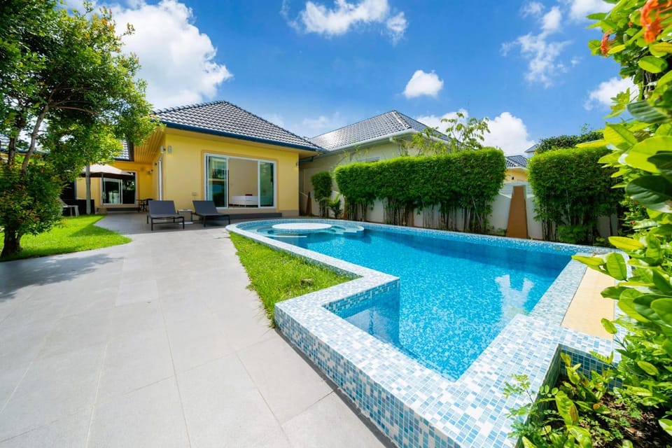 Property building, Day, Garden, Garden view, Pool view, Swimming pool, sunbed