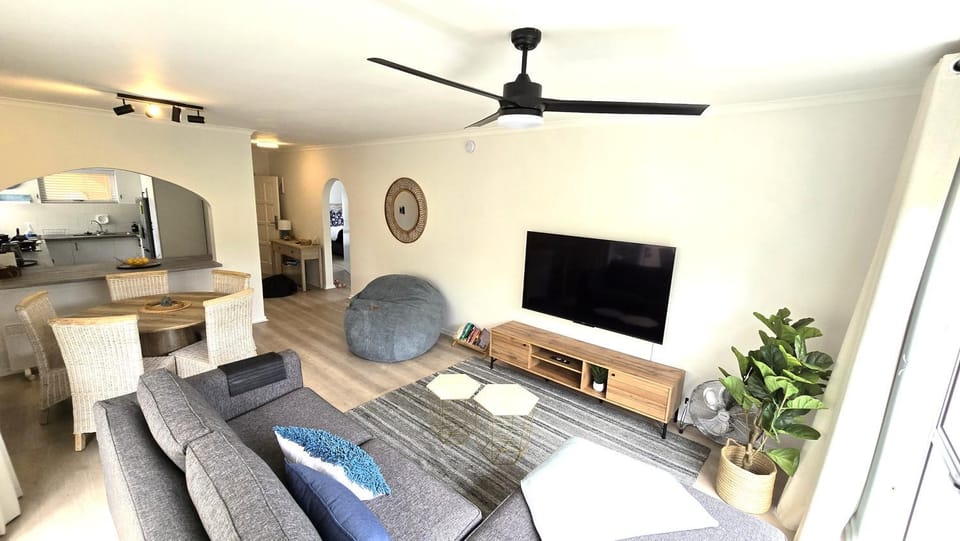 Communal lounge/ TV room, TV and multimedia, Living room, Dining area