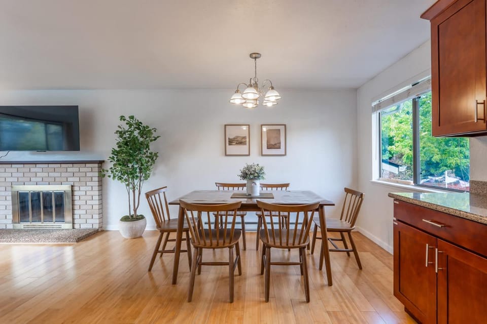 Pet-friendly 4BR Seattle Retreat with Fenced Yard House in Seattle