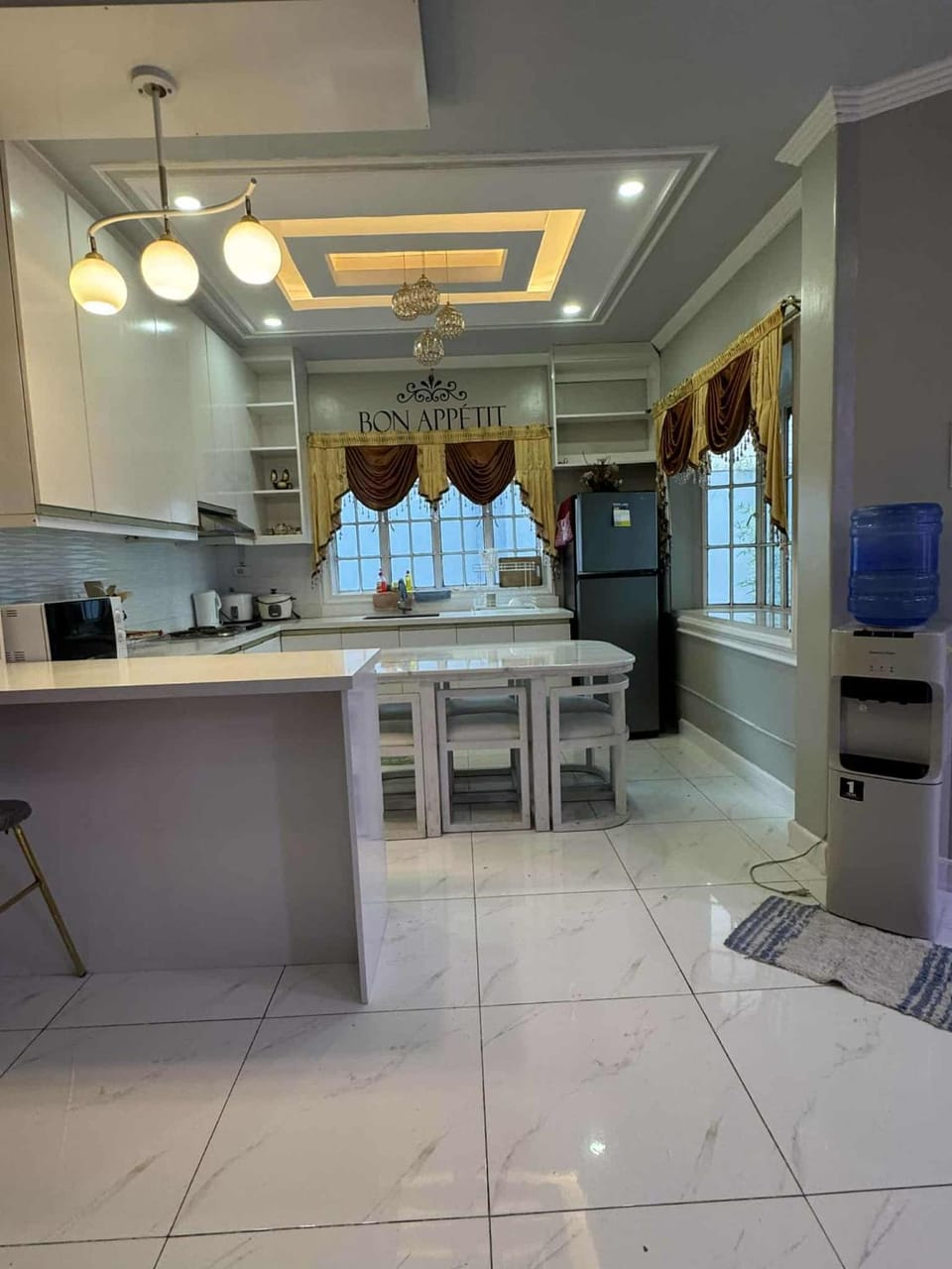 Kitchen or kitchenette, Dining area, minibar, oven, stove