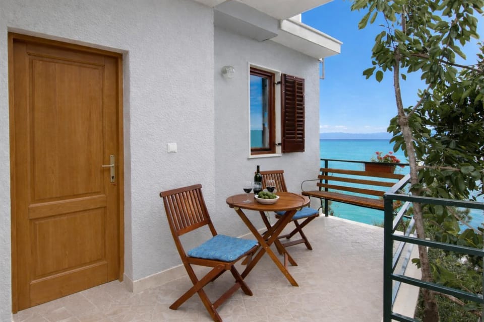 Love nest for 2 on the beach, free parking at the house Apartment in Split-Dalmatia County
