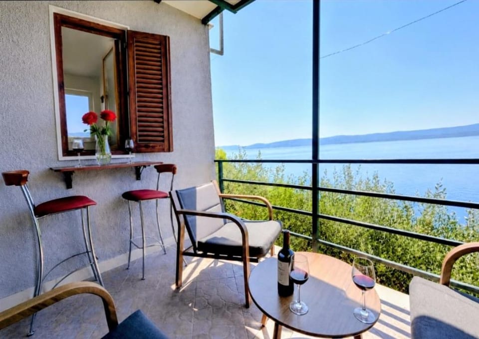 Love nest for 2 on the beach, free parking at the house Apartment in Split-Dalmatia County