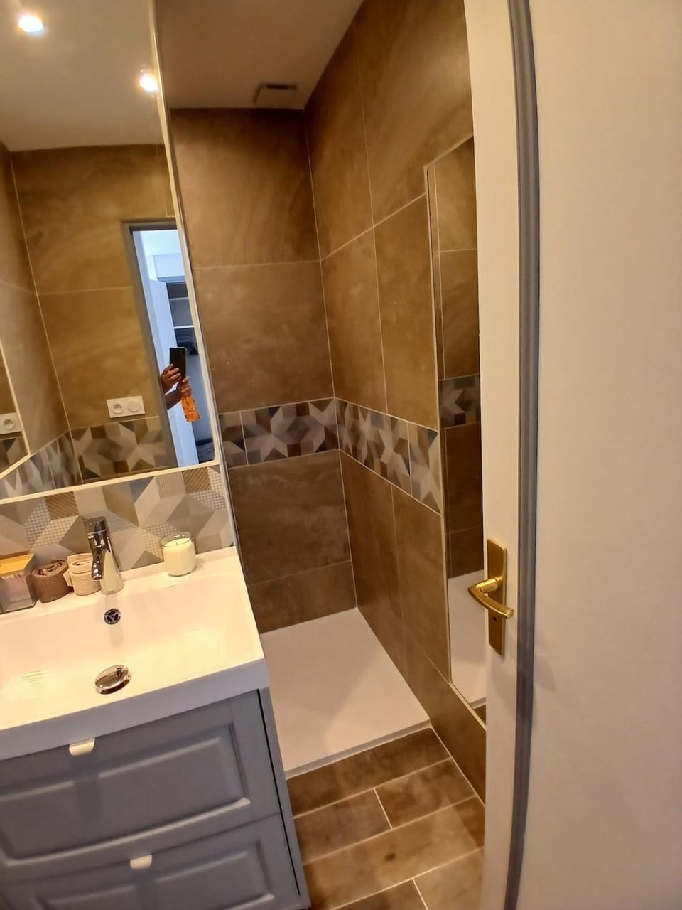 Magnifique T2 Neuf 5MN de la mer clim wifi parking Apartment in Sanary-sur-Mer