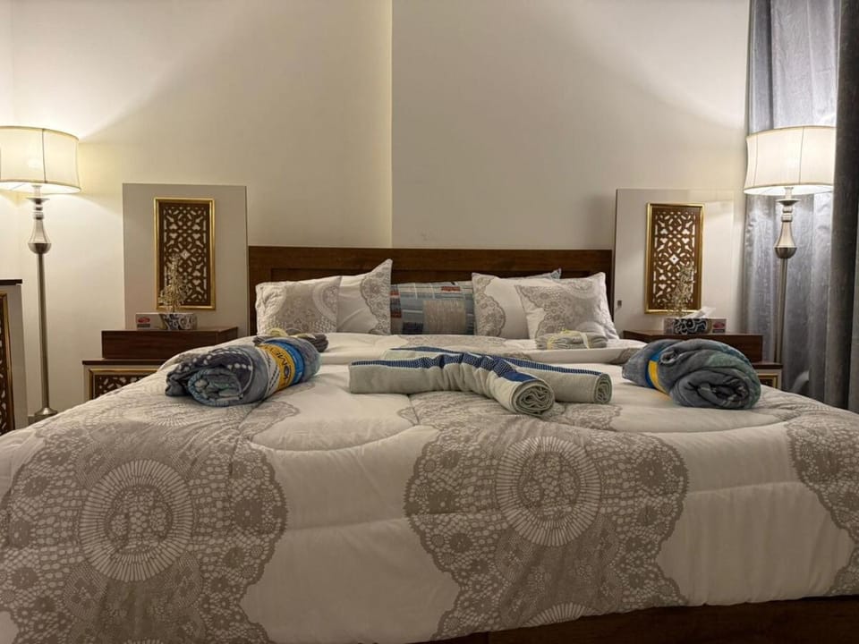 Bed, Bedroom, towels