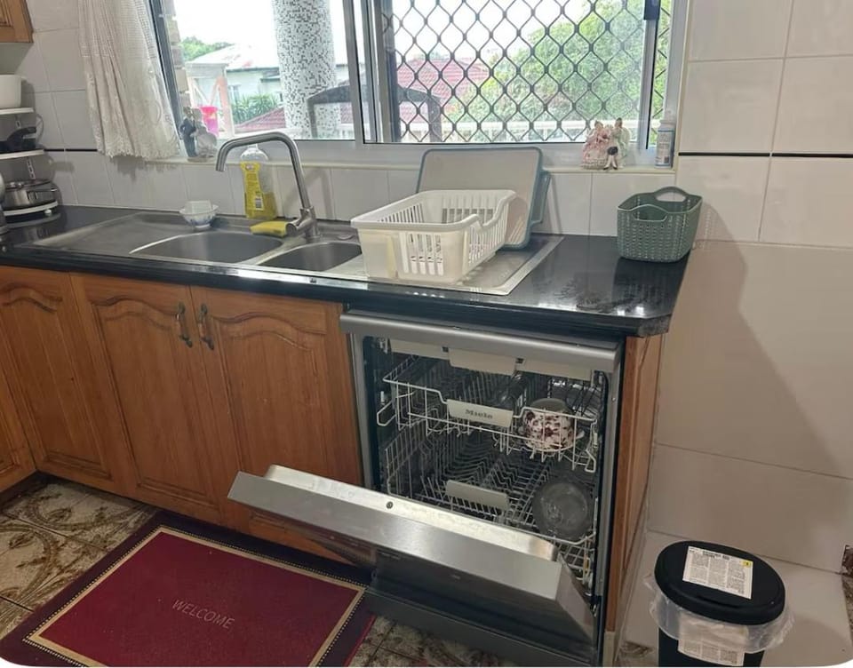 Mains Rd only share bathroom with one room M3 Vacation rental in Brisbane