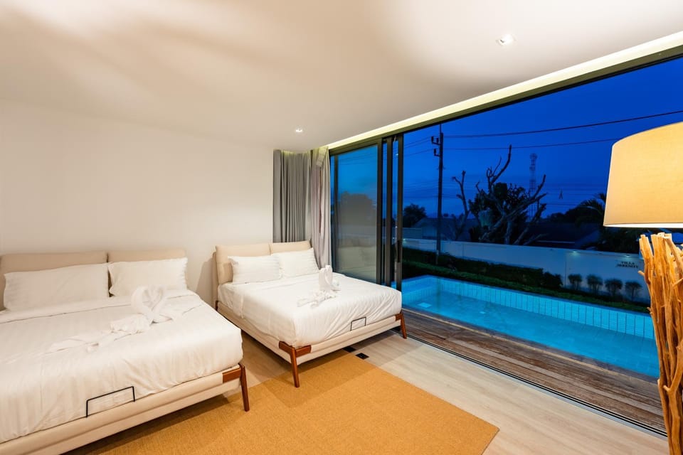 Bed, Bedroom, Swimming pool