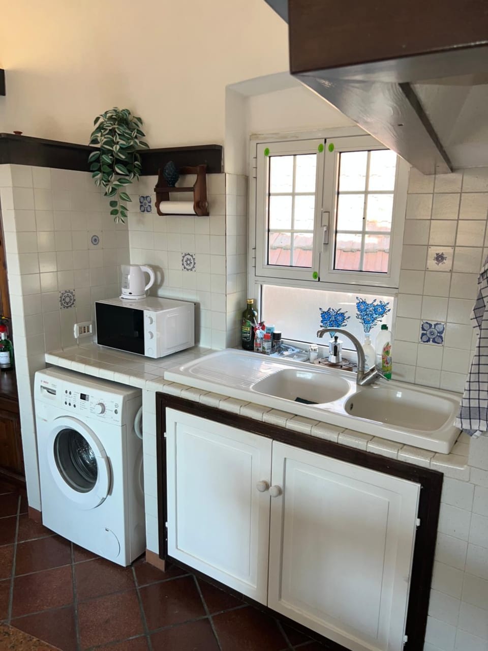 Kitchen or kitchenette, washing machine