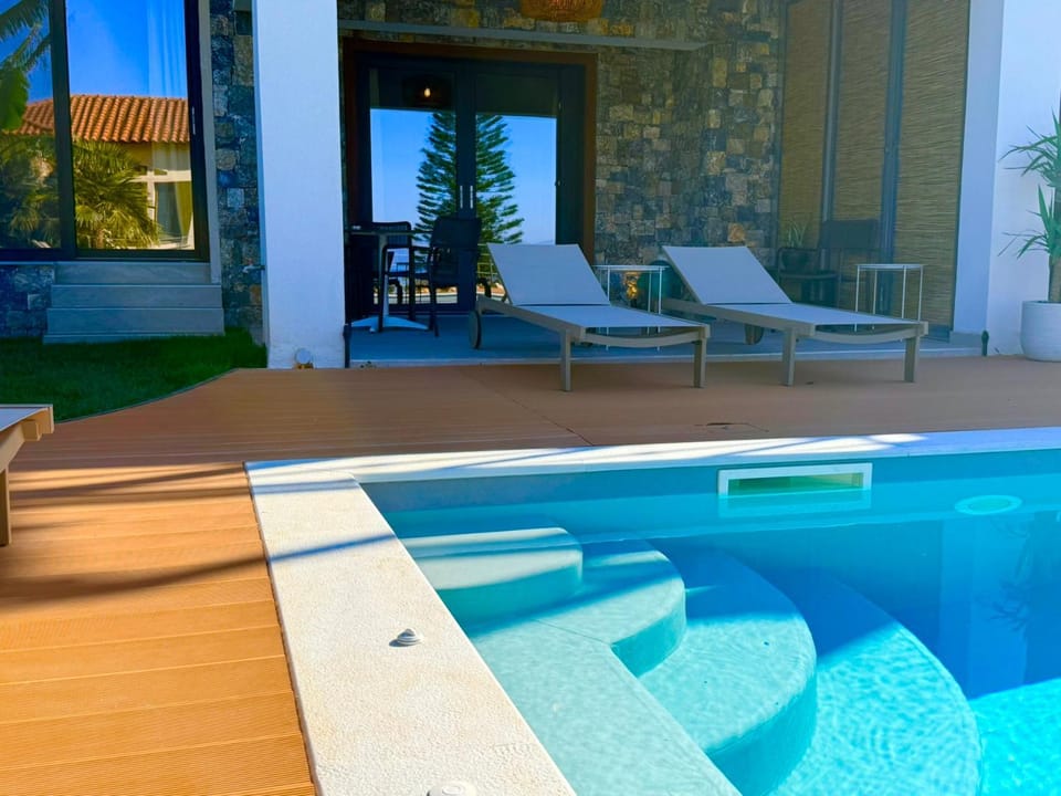 Property building, Sea view, Swimming pool, sunbed