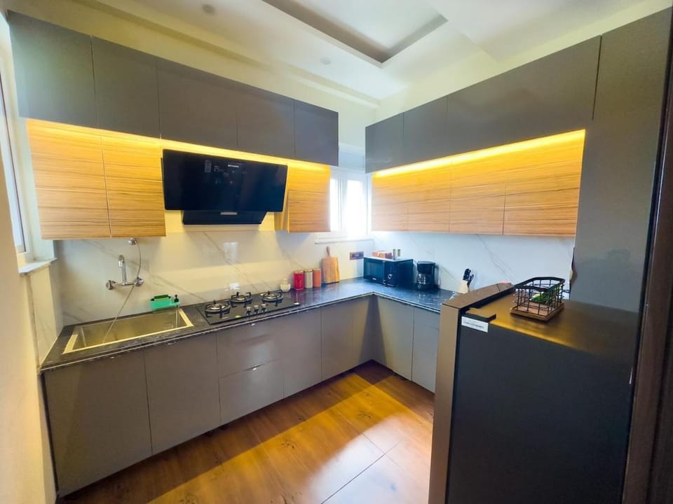 Luxury Stay with Mussoorie Views & Cozy Vibes Apartment in Dehradun
