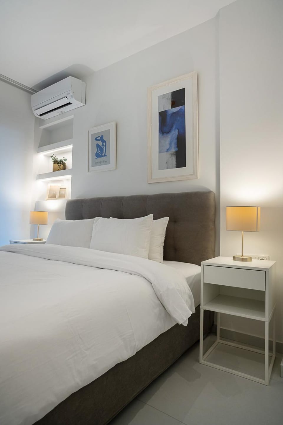 Photo of the whole room, Bedroom