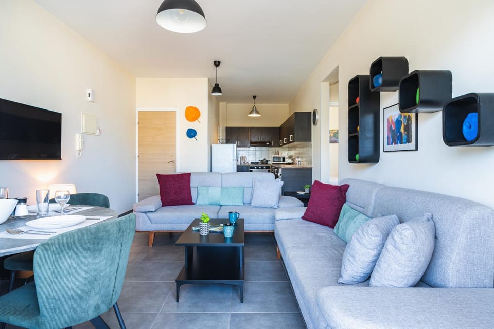 TV and multimedia, Kitchen or kitchenette, Living room, Seating area, Dining area
