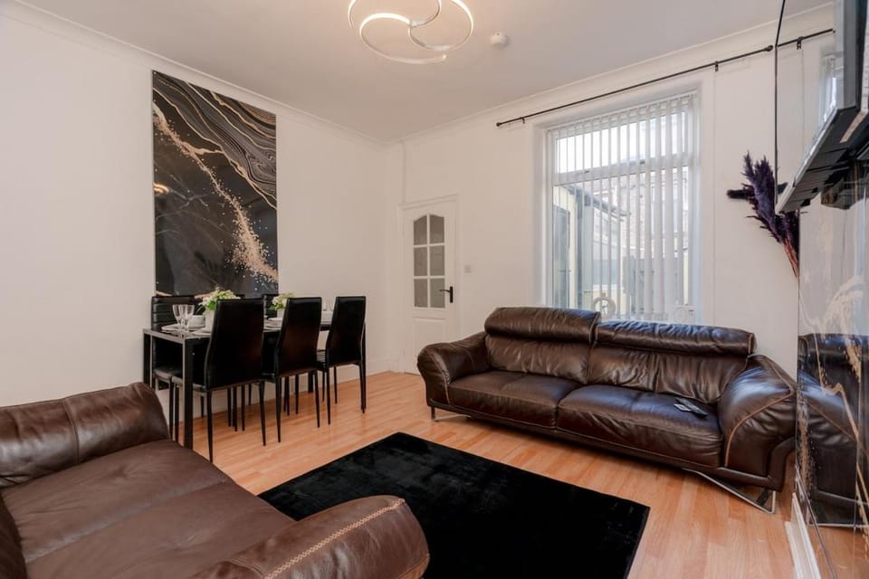 4 bedroom house-sleeps 8, parking-WiFi-M65-hospitals-disconted contractor and long stays Apartment in Pendle District
