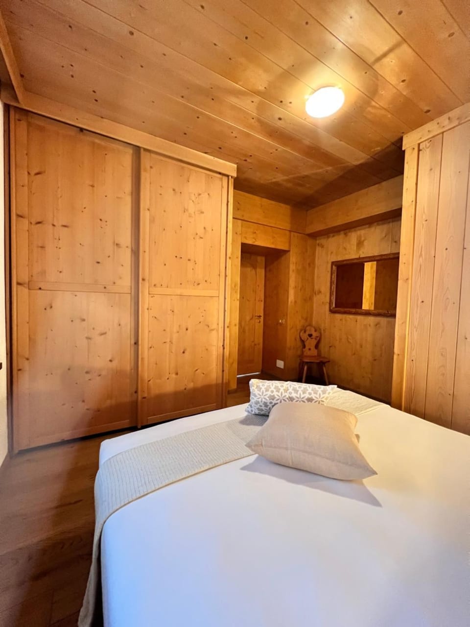 Photo of the whole room, wardrobe