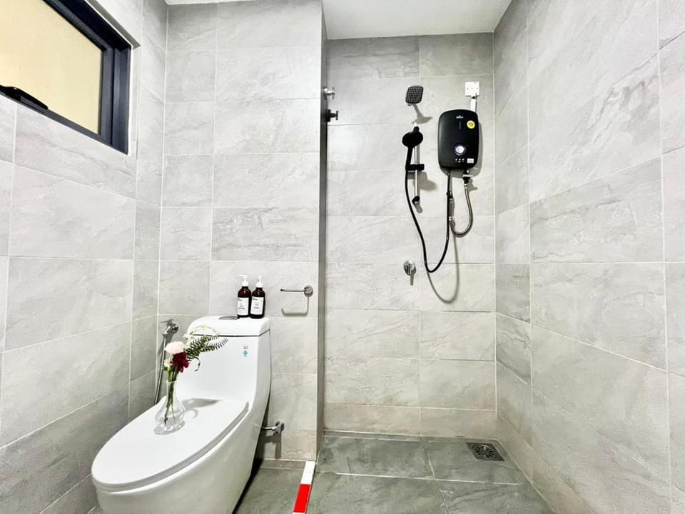 RC 1-6Pax Sunsuria cozy Studio Setia Alam SCCC TV Apartment in Selangor, Malaysia