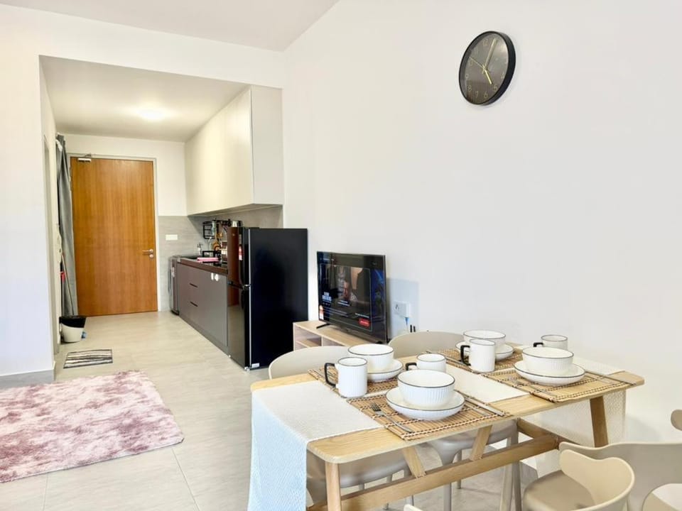 RC 1-6Pax Sunsuria cozy Studio Setia Alam SCCC TV Apartment in Selangor, Malaysia