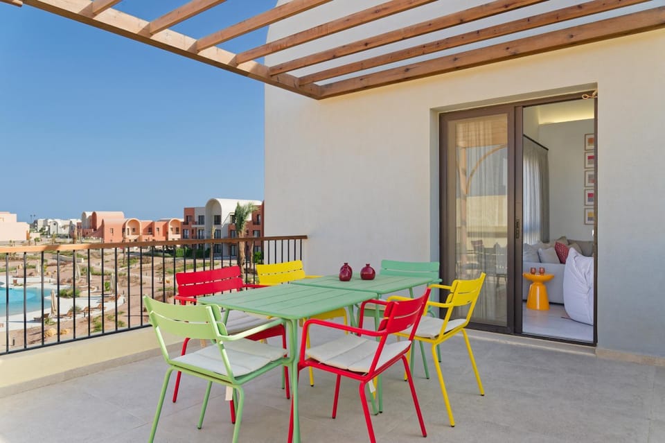 Property building, Balcony/Terrace, Seating area, Lake view