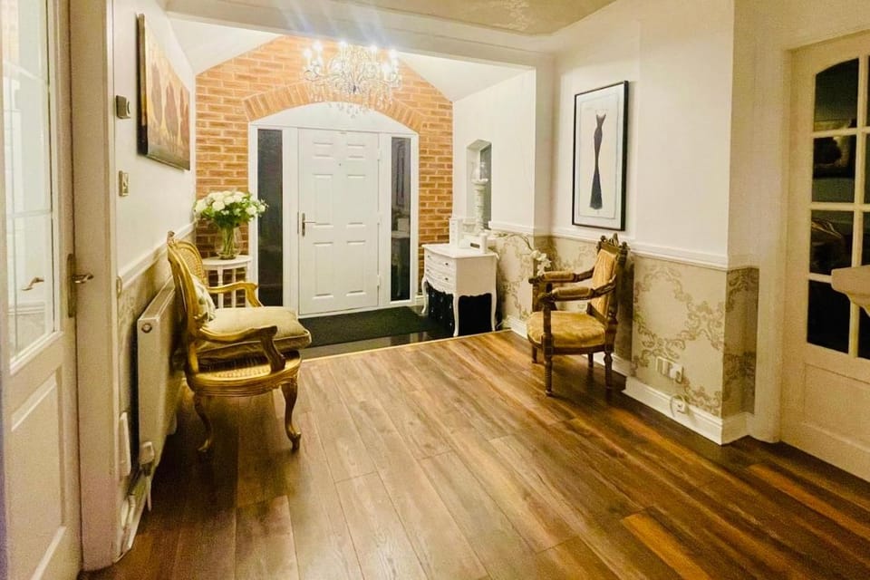 Ivys End Boutique Chic Manor Cottage Elegant & Sophisticated Retreat in Loughborough offering 3bedrooms House in Loughborough