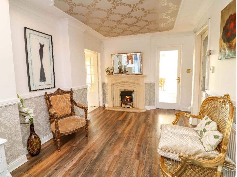 Ivys End Boutique Chic Manor Cottage Elegant & Sophisticated Retreat in Loughborough offering 3bedrooms House in Loughborough