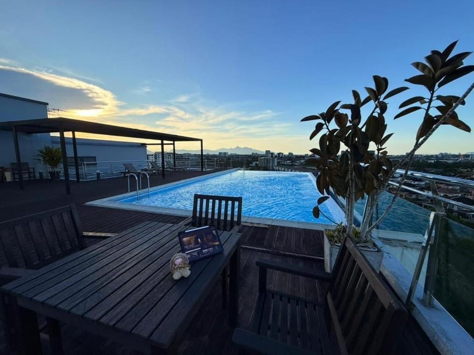 2-5 Pax, Free Parking & Free Wi-fi, Merriton Kuching Apartment in Kuching