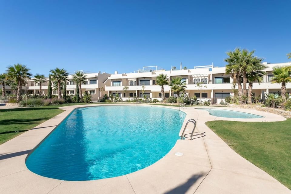 Private Jacuzzi, 3 Pools, Grill, Parking, AC Apartment in Torrevieja