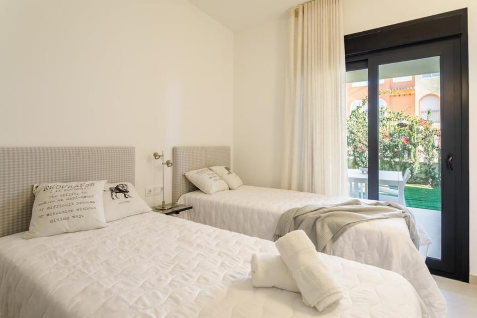Private Jacuzzi, 3 Pools, Grill, Parking, AC Apartment in Torrevieja