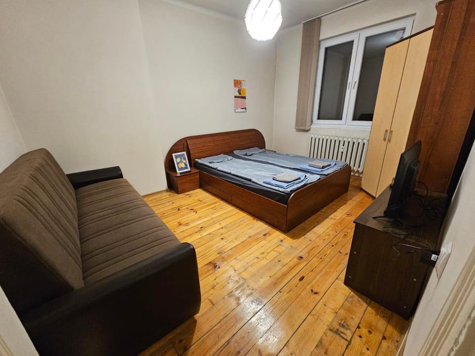 Bed, Photo of the whole room, Seating area, Bedroom