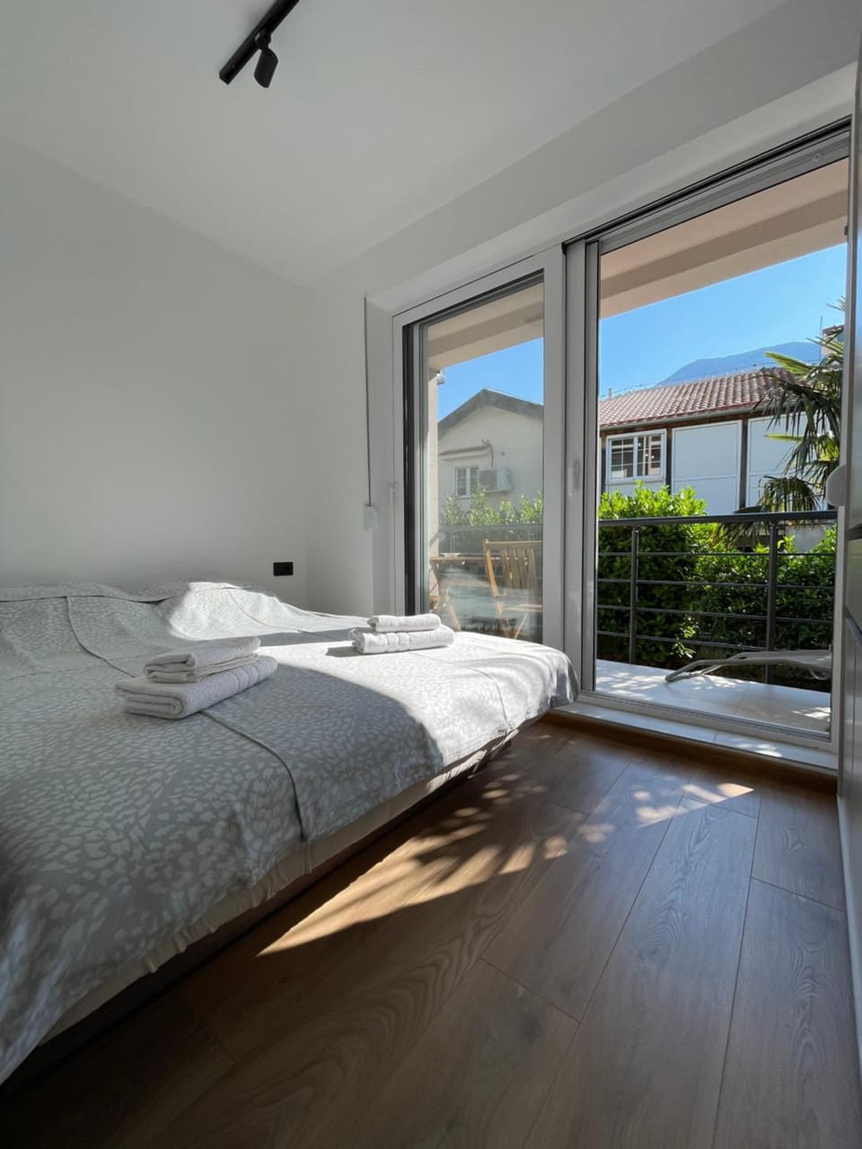 Bed, Natural landscape, Photo of the whole room, Bedroom, Mountain view
