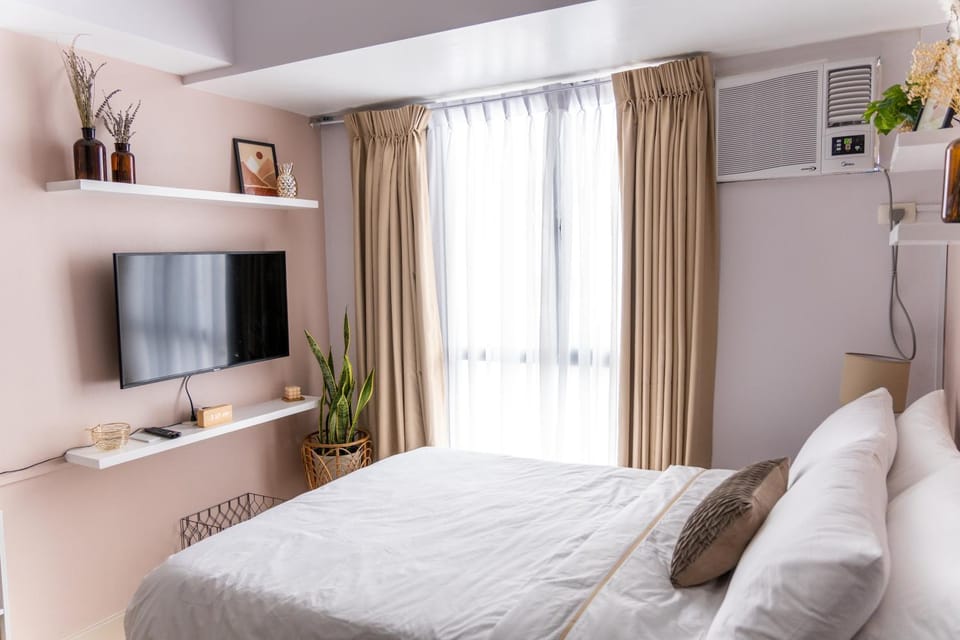Communal lounge/ TV room, Bed, Bedroom
