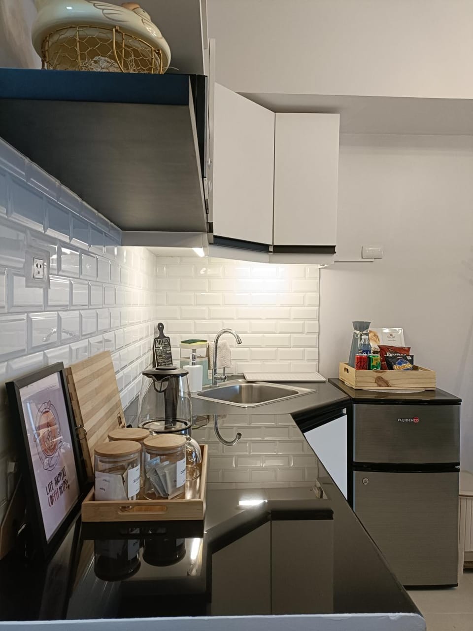 Coffee/tea facilities, Kitchen or kitchenette, Internal: Not applicable to any particular room