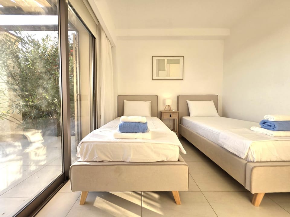Bed, Bedroom, towels