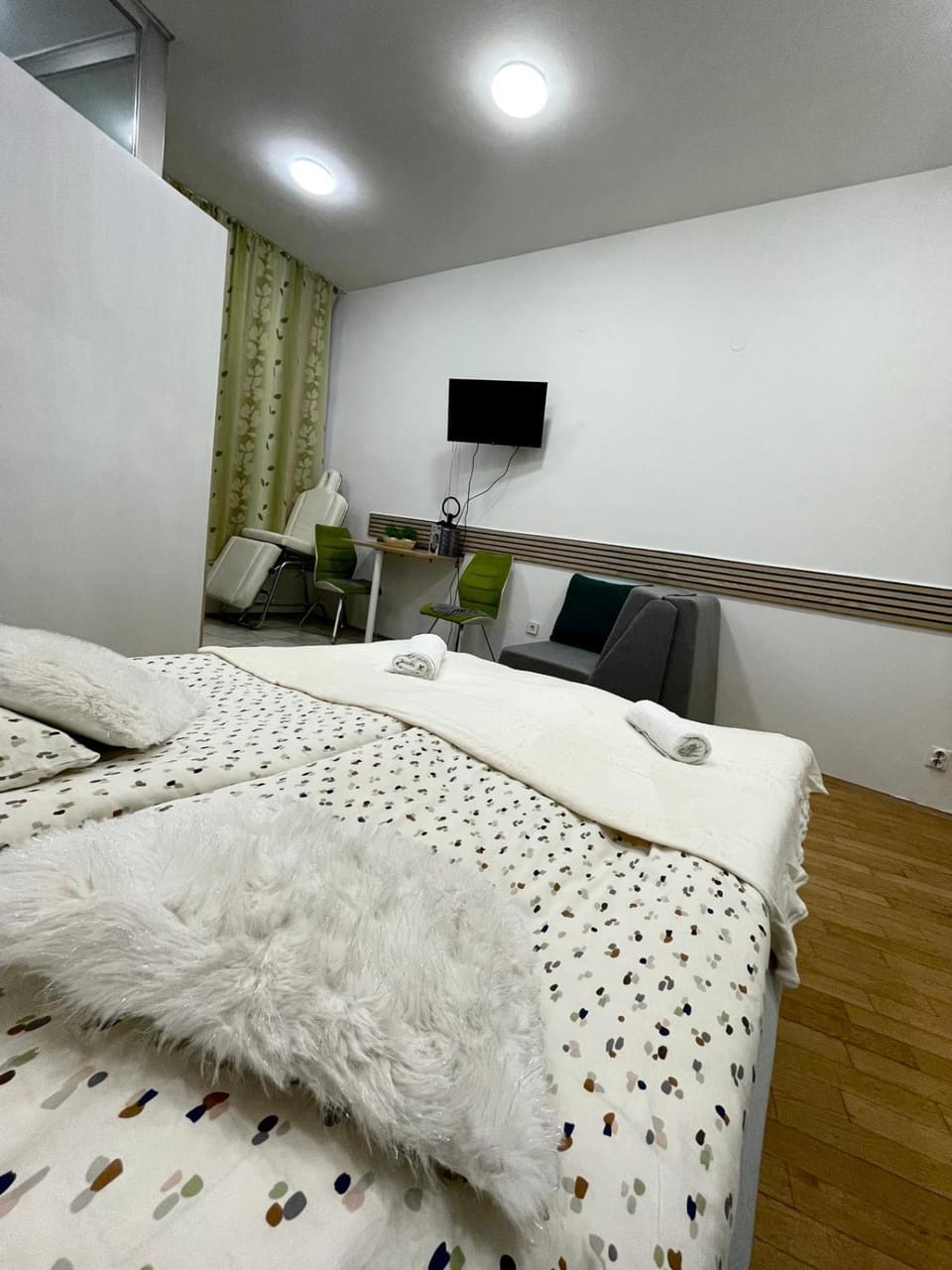 Bed, TV and multimedia, Living room, Seating area, Bedroom