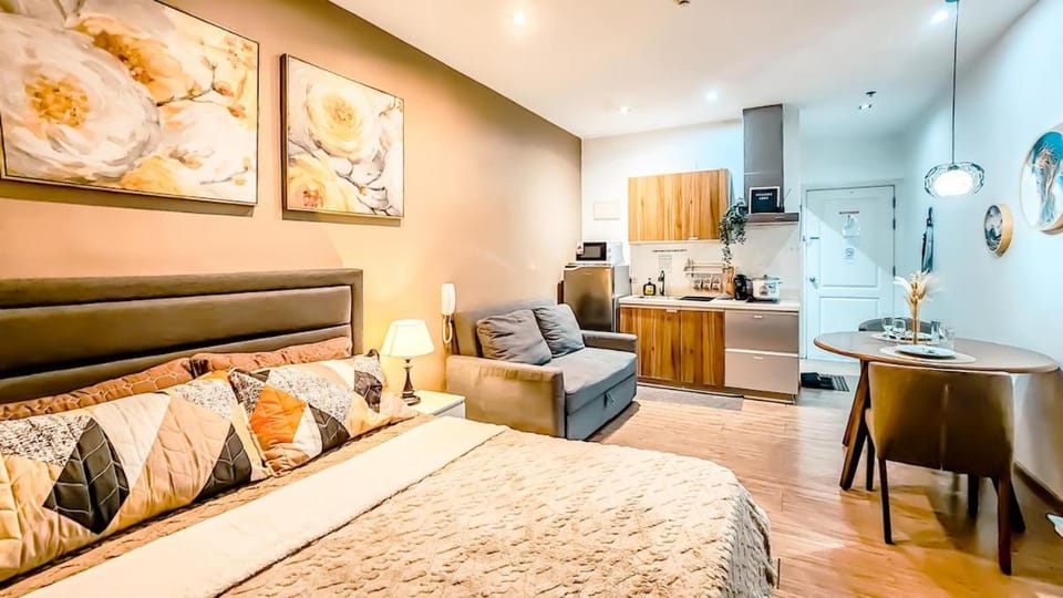 Bed, Kitchen or kitchenette, Living room, Photo of the whole room, Seating area, Dining area, Bedroom